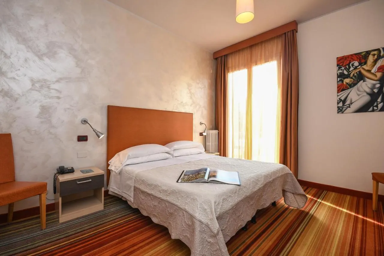 Hi Hotels Sirmione - Lakeview Pool 3*,