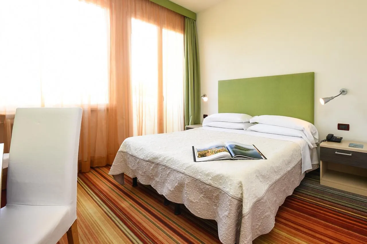 Hi Hotels Sirmione - Lakeview Pool