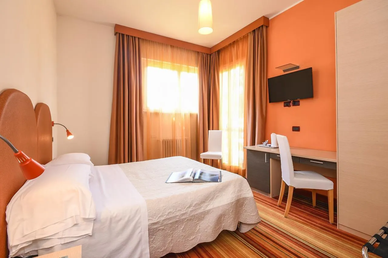 Hi Hotels Sirmione - Lakeview Pool