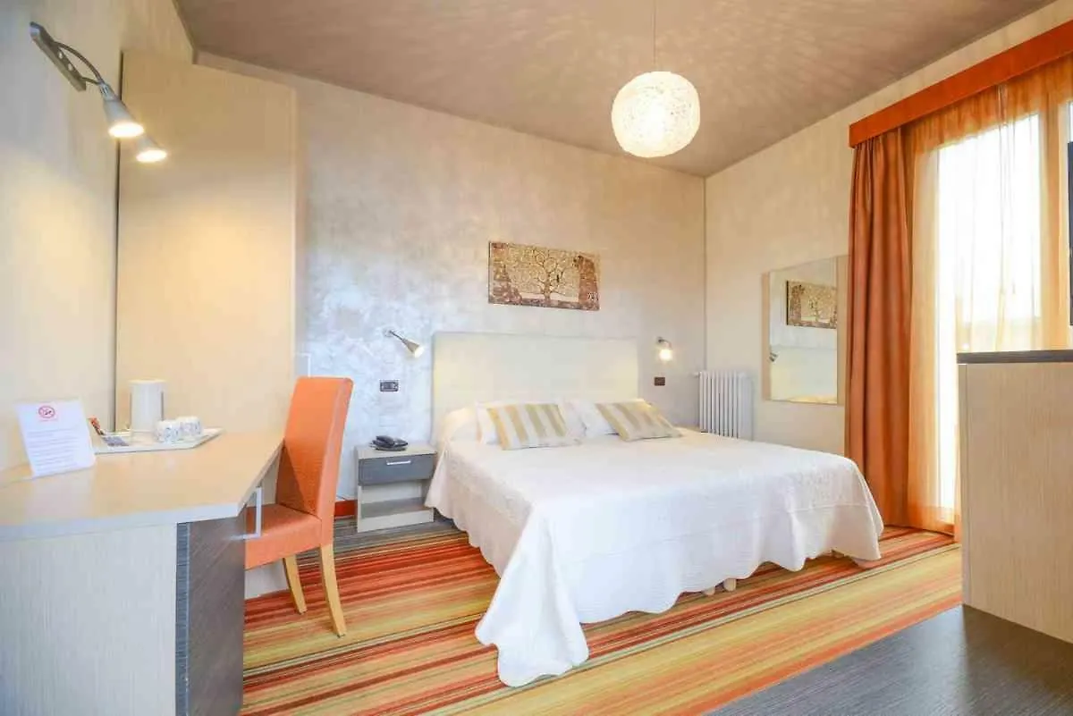Hi Hotels Sirmione - Lakeview Pool 3*,