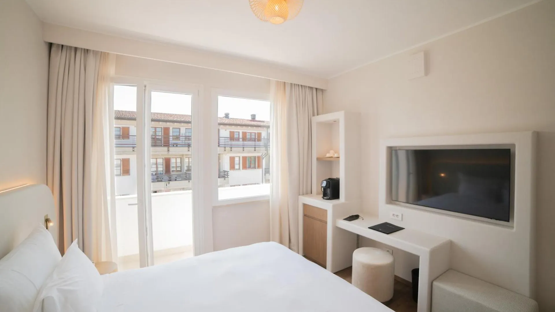 Hi Hotels Sirmione - Lakeview Pool 3*,  Italy