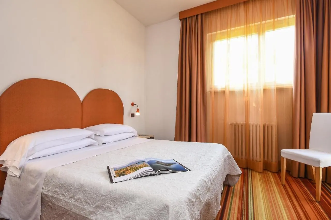 Hi Hotels Sirmione - Lakeview Pool 3*,  İtalya