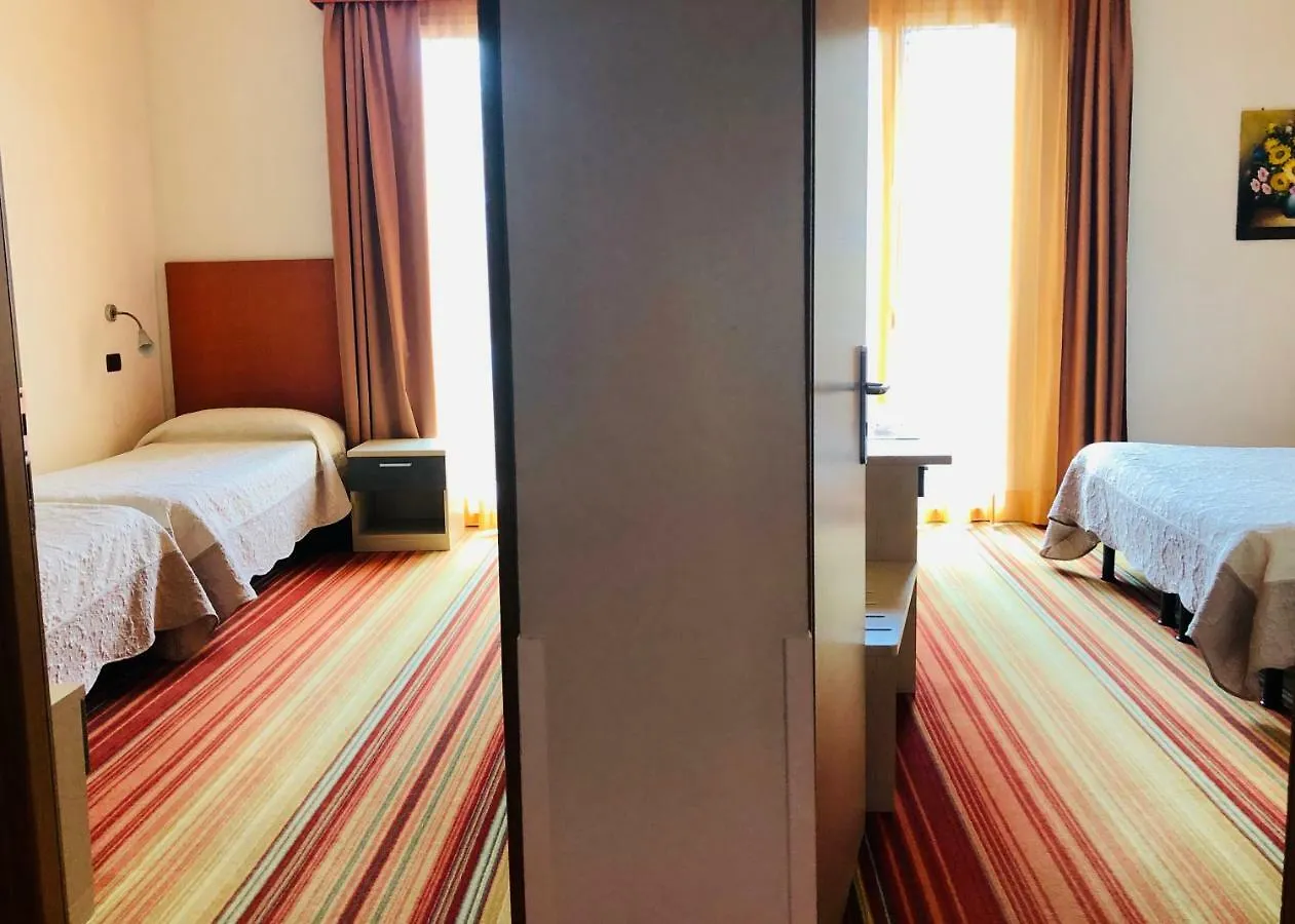 Hi Hotels Sirmione - Lakeview Pool 3*,